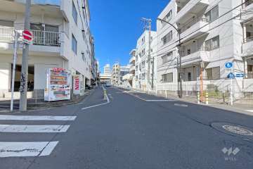 敷地西側の前面道路