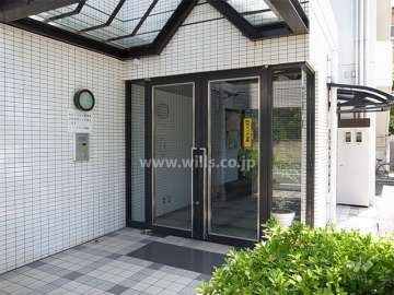 エントランスはオートロック付きです。