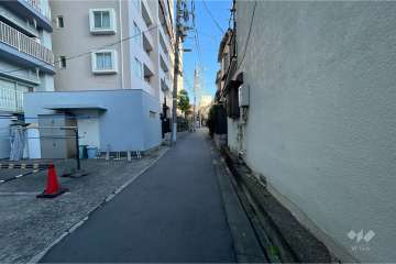 敷地南西側の前面道路（北西側から）