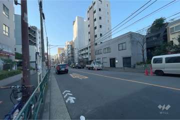 敷地北東側の前面道路（南東側から）