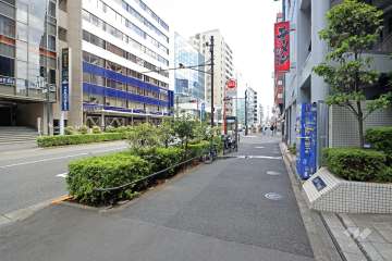敷地のすぐ東側には都道414号四谷角筈線が通っています。