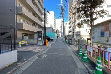 敷地北東側の前面道路（南東側から）