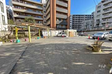 敷地北東側に『並木橋児童遊園地』があります。