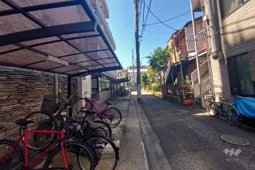 敷地北西側の前面道路（北東側から）