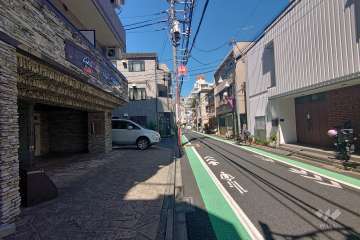 敷地北東側の前面道路（南東側から）