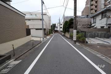 敷地東側の前面道路