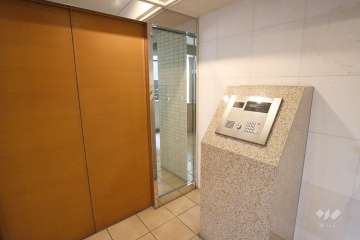 エントランスはオートロック付きです。