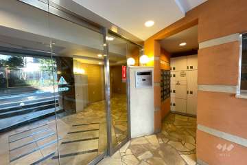 エントランスはオートロック付きです。