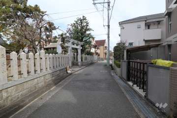 敷地北側の前面道路。道を挟んで『武庫須佐男神社』があります。