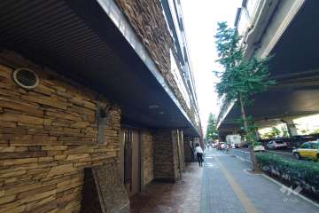 敷地南東側の前面道路（南西側から）