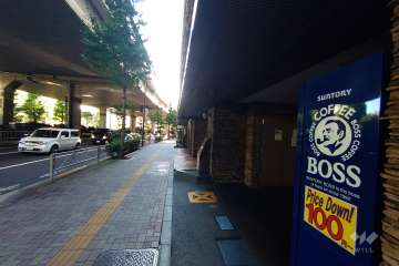 敷地南東側の前面道路（北東側から）