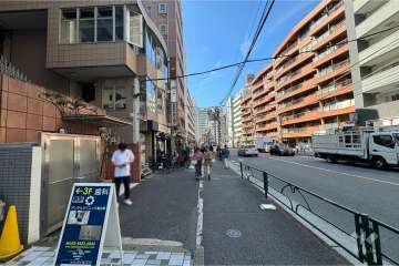敷地北東側の前面道路（南東側から）