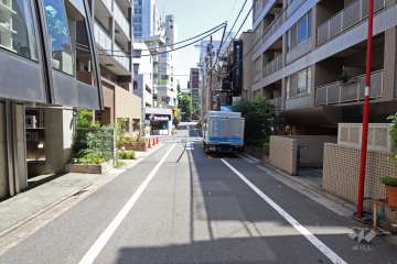 敷地北西側の前面道路（南西側から）