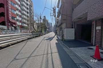 敷地東側前面道路には小川が流れています。