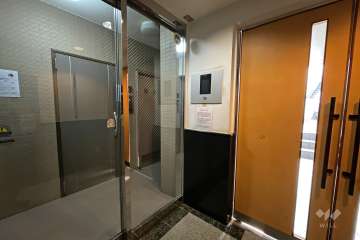 エントランスはオートロック付きです。