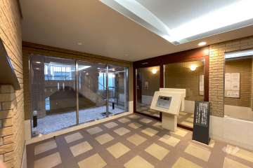 エントランスはオートロック付きです。