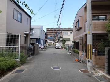 敷地西側の前面道路