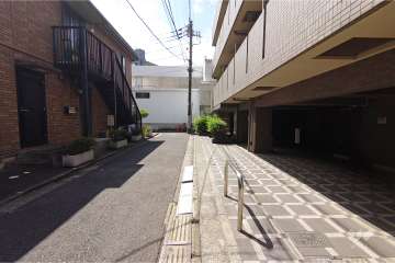 敷地南東側の前面道路（北東側から）