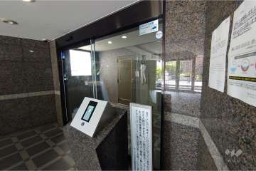 エントランスはオートロック付きです。