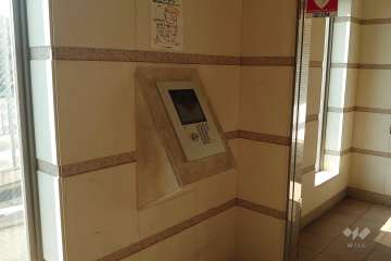 エントランスはオートロック付きです。