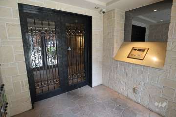 エントランスはオートロック付きです。