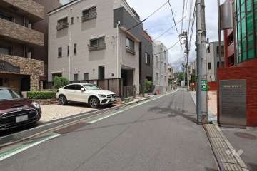 敷地南東側の前面道路（南側から）