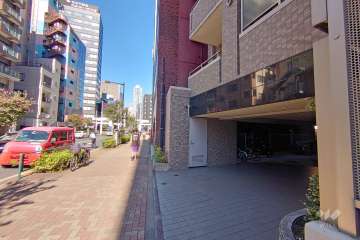 敷地北側の前面道路（西側から）