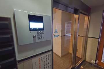 エントランスはオートロック付きです。