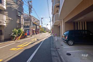 敷地南東側の前面道路（北東側から）