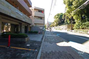 敷地北西側の前面道路（北東側から）