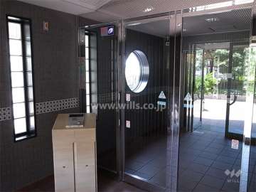 エントランスはオートロック付きです。