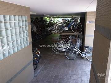 エントランス横、建物1階部分にある駐輪場