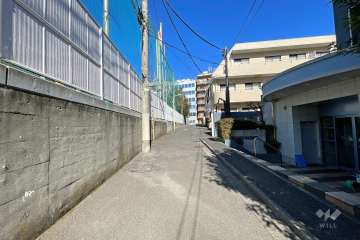 敷地西側の前面道路