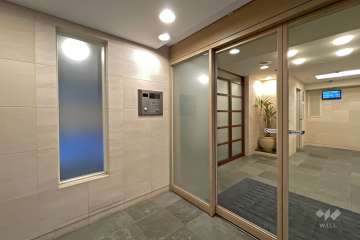 エントランスはオートロック付きです。