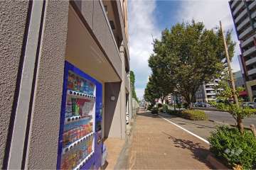 敷地北東側の前面道路（南東側から）