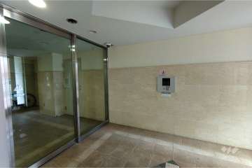 エントランスはオートロック付きです。