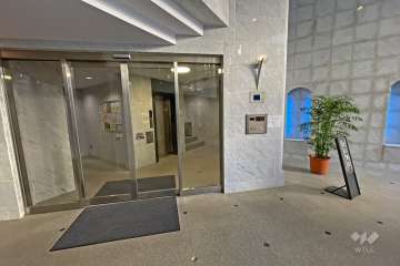 エントランスはオートロック付きです。