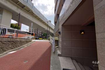 敷地北東側の前面道路（北西側から）
