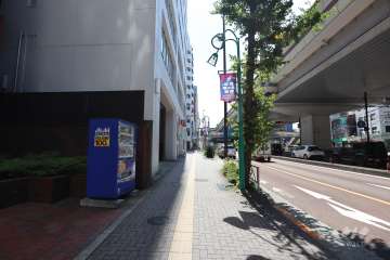 敷地北側の前面道路（東側から）