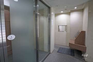 エントランスはオートロック付きです。