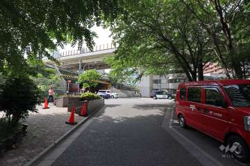 敷地北東側の前面道路(南東側から)