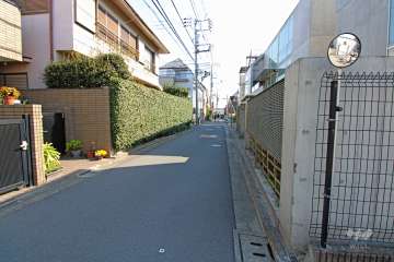 敷地北側の前面道路（西側から）