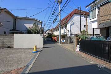 敷地北側の前面道路（東側から）