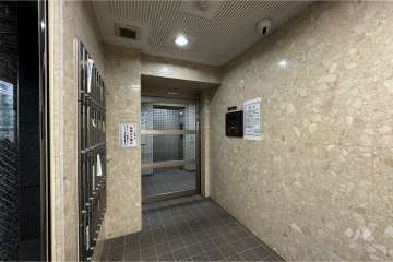 エントランスはオートロック付きです。