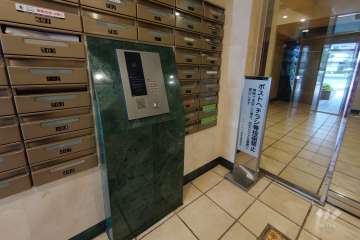 エントランスはオートロック付きです。