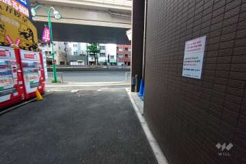 敷地西側の前面道路（南側から）