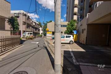 敷地北西側の前面道路（南西側から）