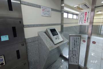 エントランスはオートロック付きです。