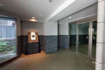 エントランスはオートロック付きです。