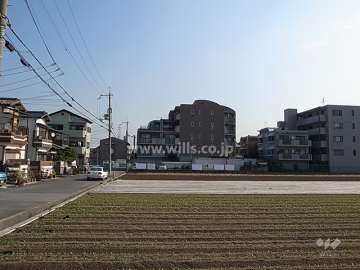周辺は田畑が点在する長閑な雰囲気の住宅地です。